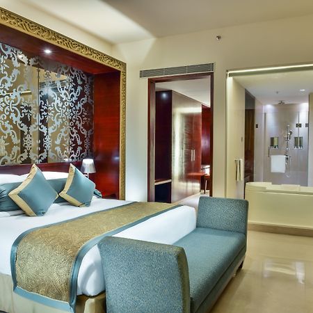 คราวน์ พลาซา อาห์มีดาบัด ซิตี้ เซ็นเตอร์ Hotel อาเมดาบัด ภายนอก รูปภาพ