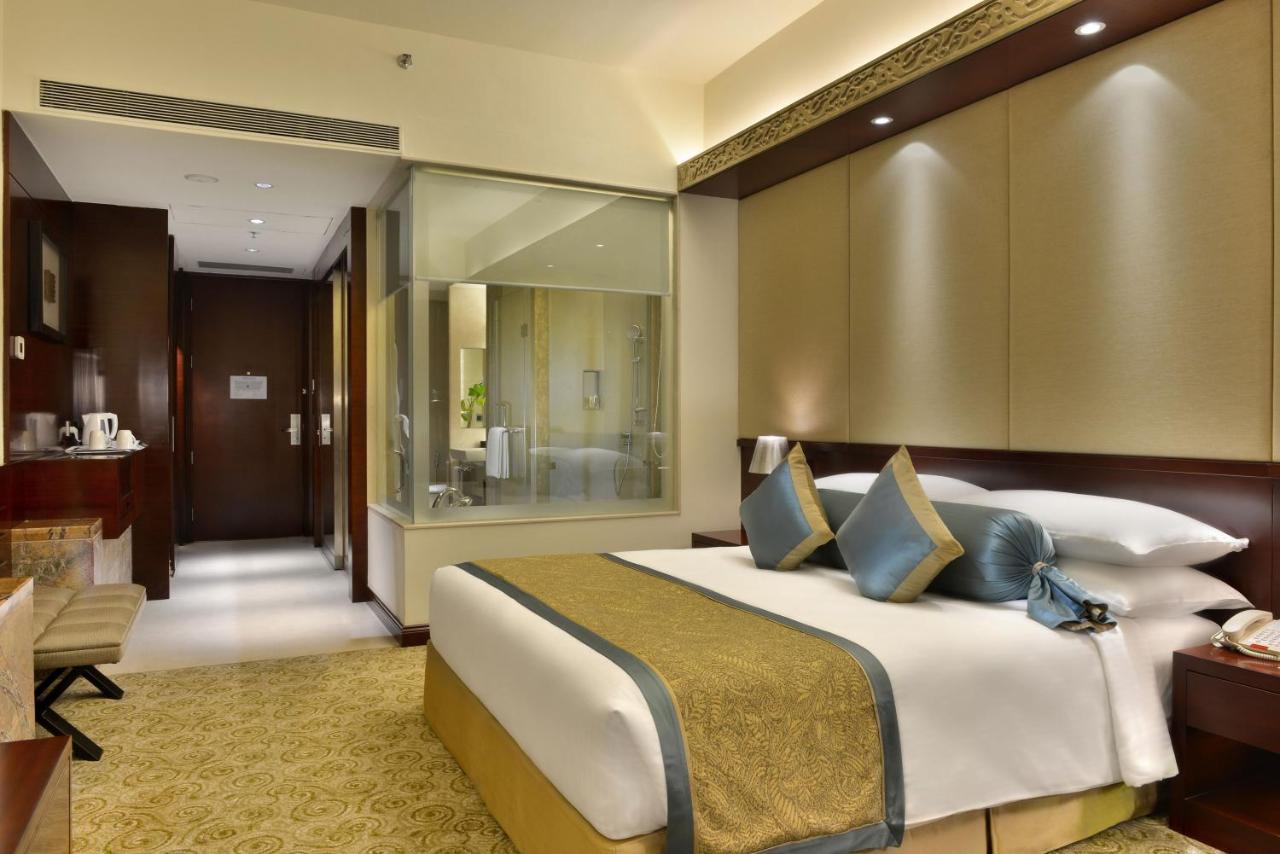 คราวน์ พลาซา อาห์มีดาบัด ซิตี้ เซ็นเตอร์ Hotel อาเมดาบัด ภายนอก รูปภาพ