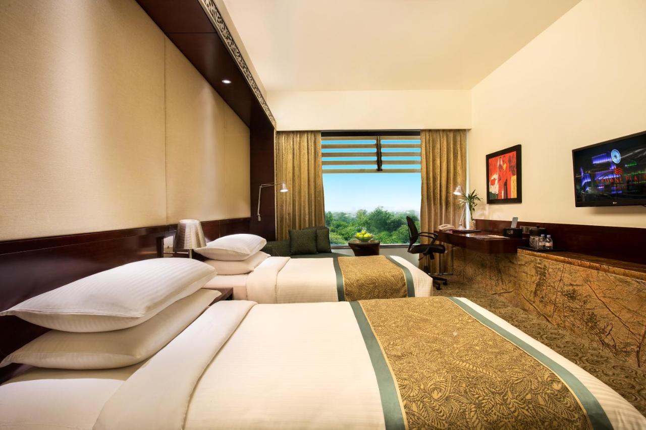 คราวน์ พลาซา อาห์มีดาบัด ซิตี้ เซ็นเตอร์ Hotel อาเมดาบัด ภายนอก รูปภาพ