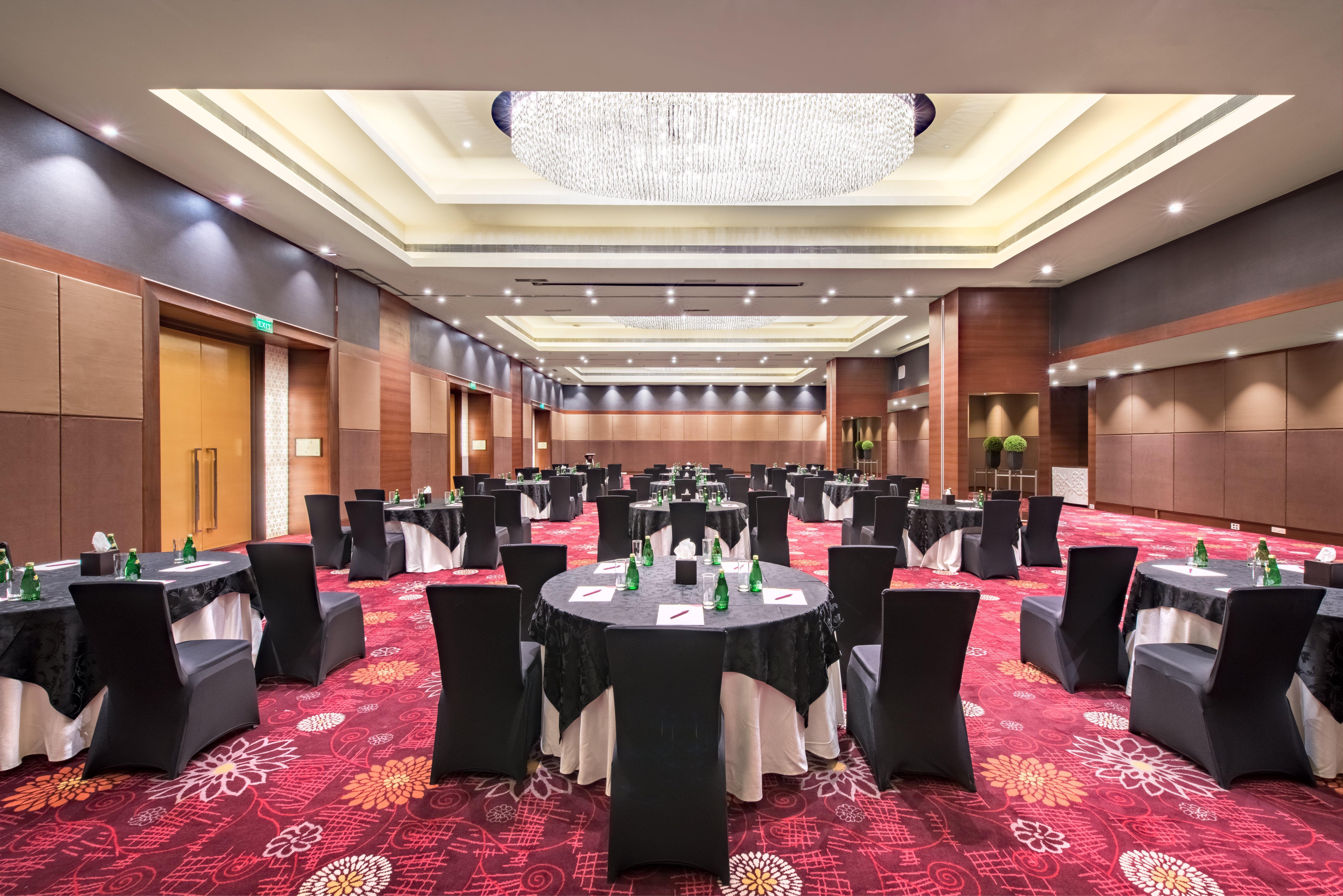 คราวน์ พลาซา อาห์มีดาบัด ซิตี้ เซ็นเตอร์ Hotel อาเมดาบัด ภายนอก รูปภาพ