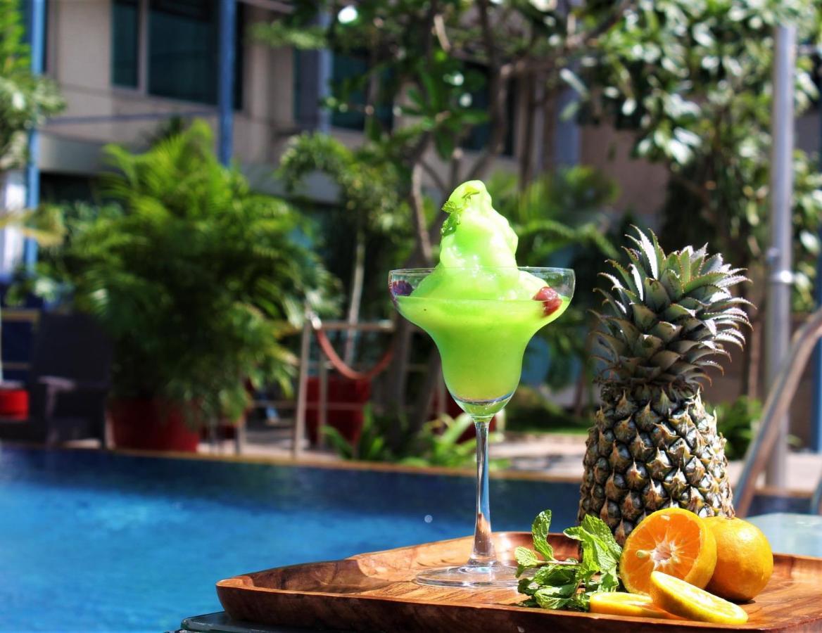 คราวน์ พลาซา อาห์มีดาบัด ซิตี้ เซ็นเตอร์ Hotel อาเมดาบัด ภายนอก รูปภาพ