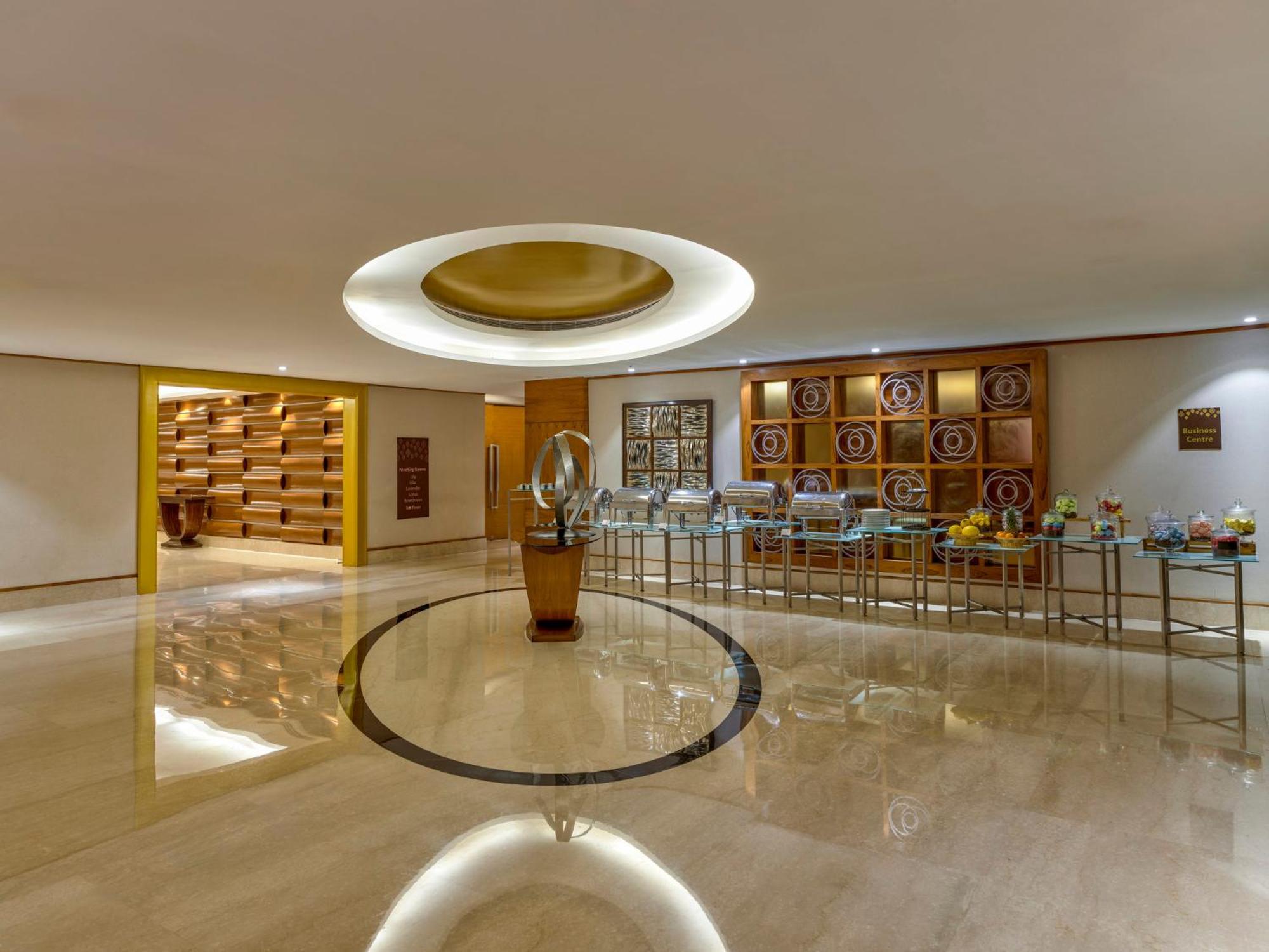 คราวน์ พลาซา อาห์มีดาบัด ซิตี้ เซ็นเตอร์ Hotel อาเมดาบัด ภายนอก รูปภาพ