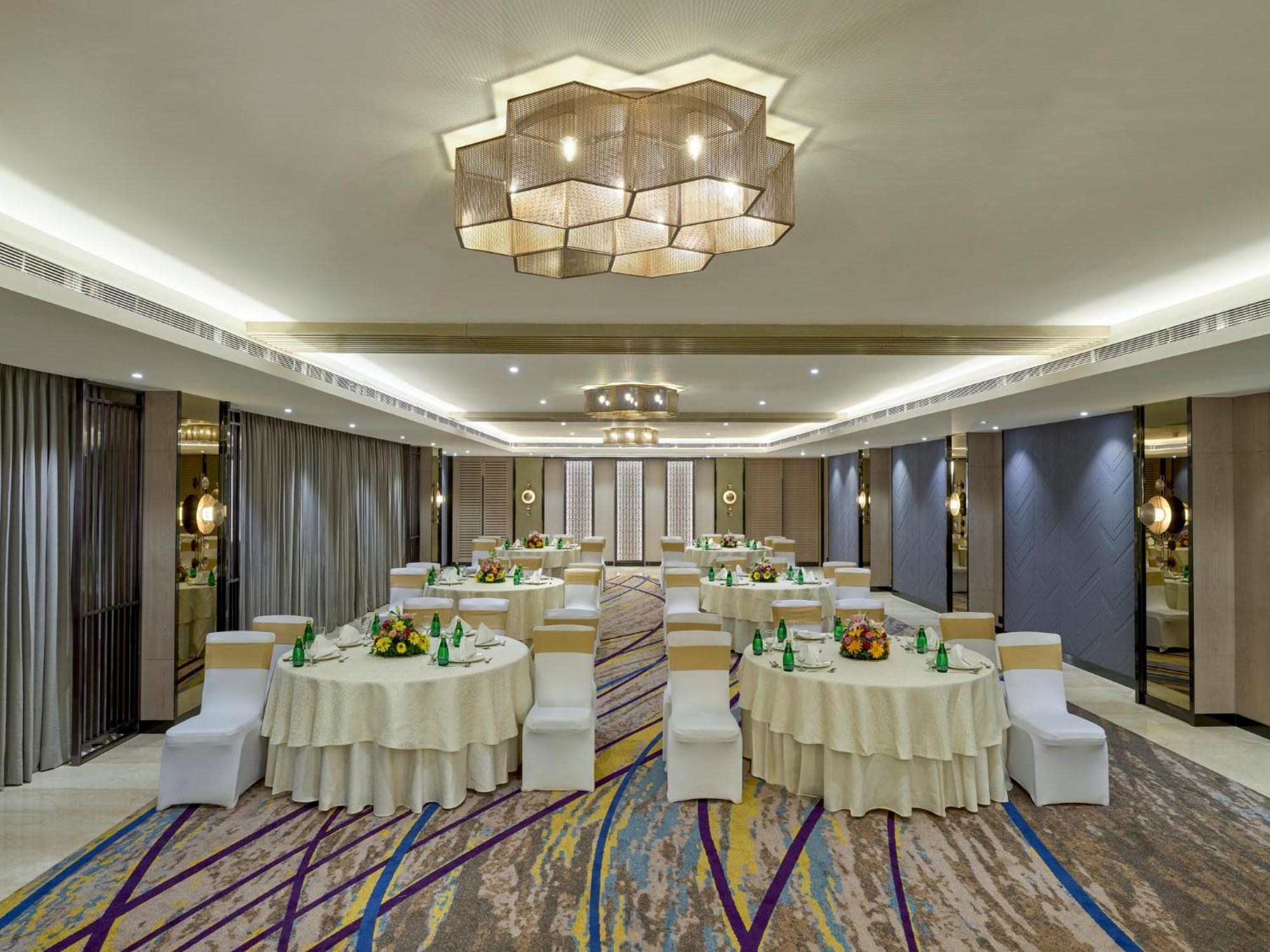 คราวน์ พลาซา อาห์มีดาบัด ซิตี้ เซ็นเตอร์ Hotel อาเมดาบัด ภายนอก รูปภาพ