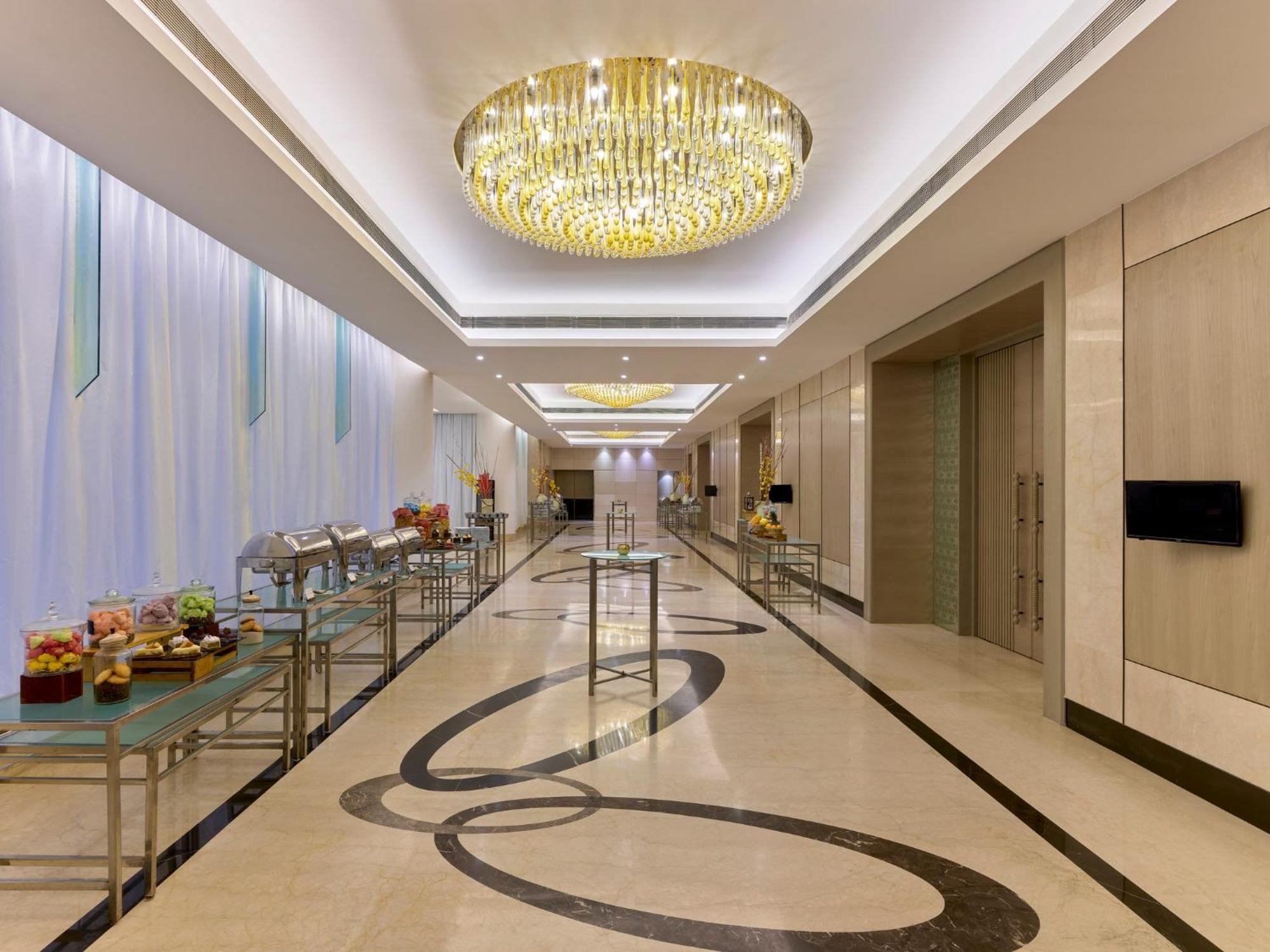 คราวน์ พลาซา อาห์มีดาบัด ซิตี้ เซ็นเตอร์ Hotel อาเมดาบัด ภายนอก รูปภาพ