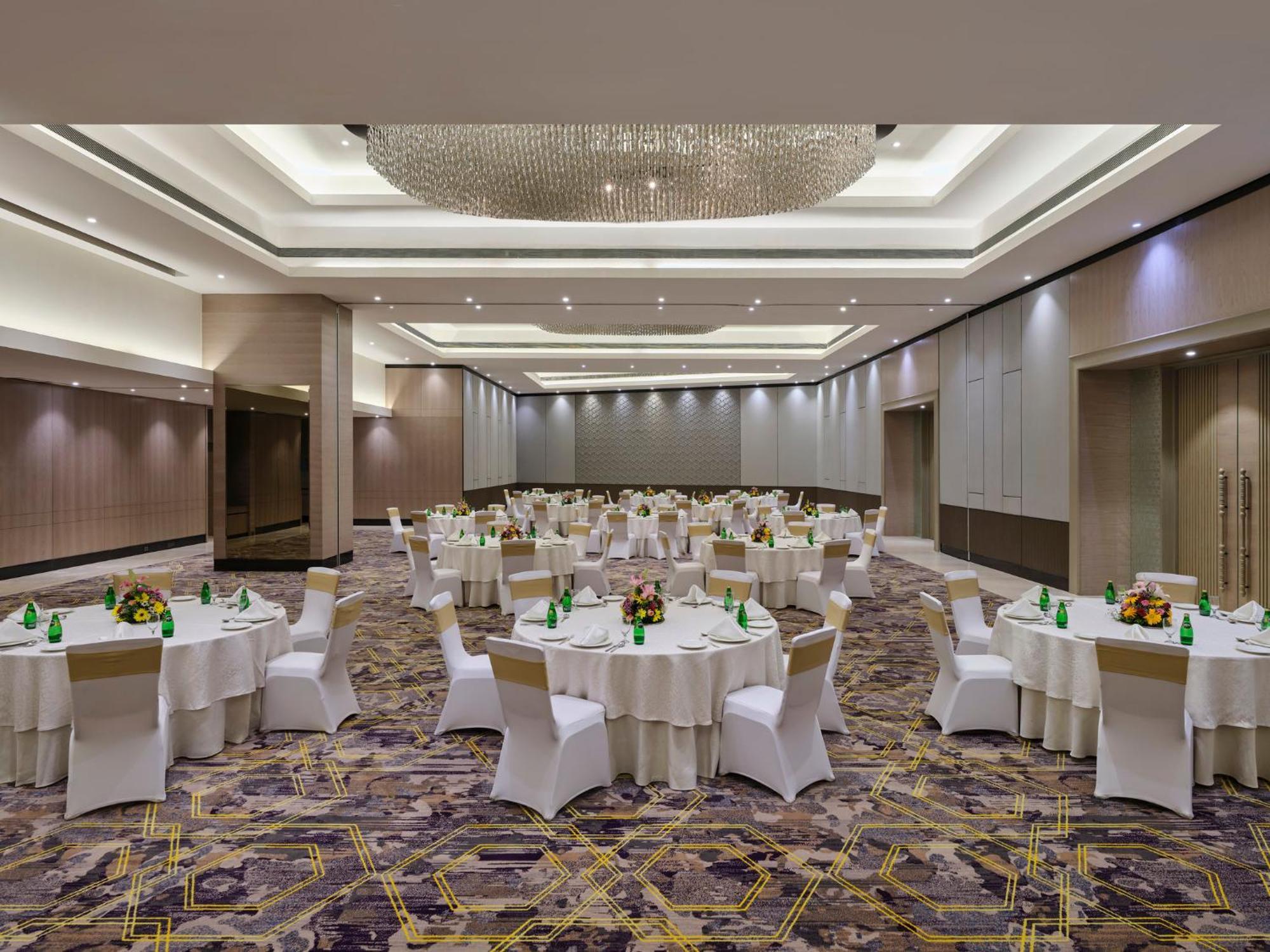 คราวน์ พลาซา อาห์มีดาบัด ซิตี้ เซ็นเตอร์ Hotel อาเมดาบัด ภายนอก รูปภาพ